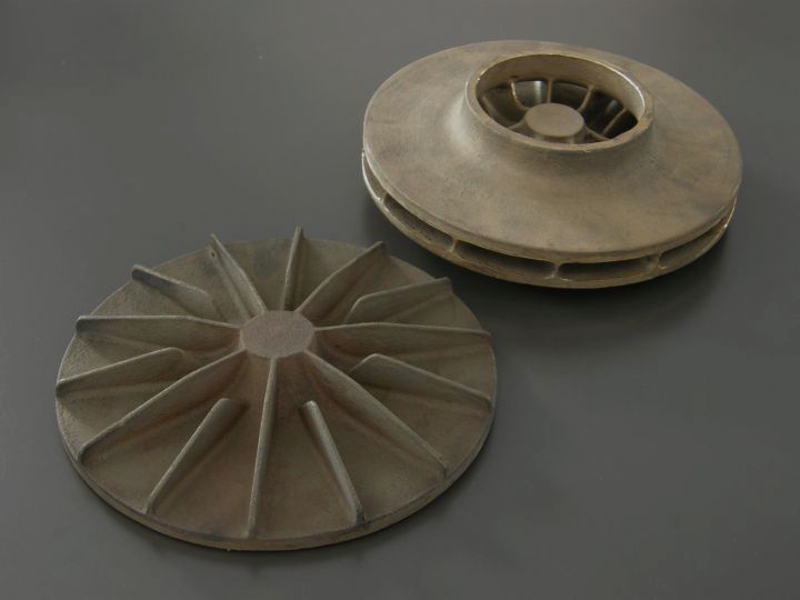Bronzové odlitky odlévané do pískové formy za použití ručního formování
